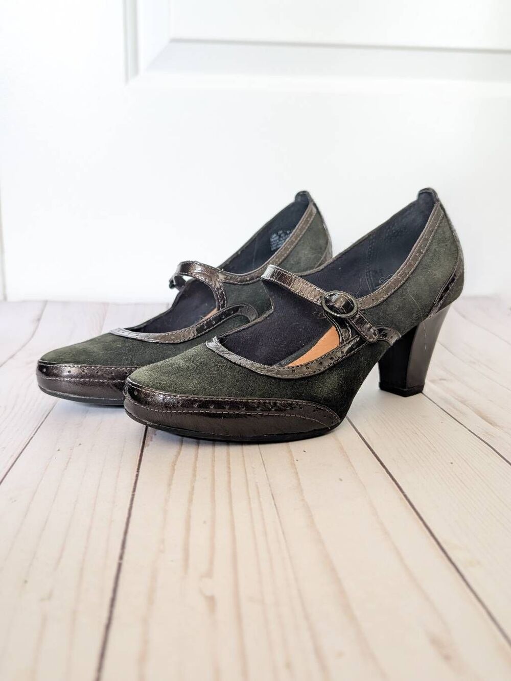 Y2K Clarks Artisan Green Suede Mary Jane Heels